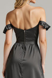 Robe longue formelle en satin noir à épaules dénudées avec volants