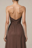 Robe longue formelle en satin marron avec fente