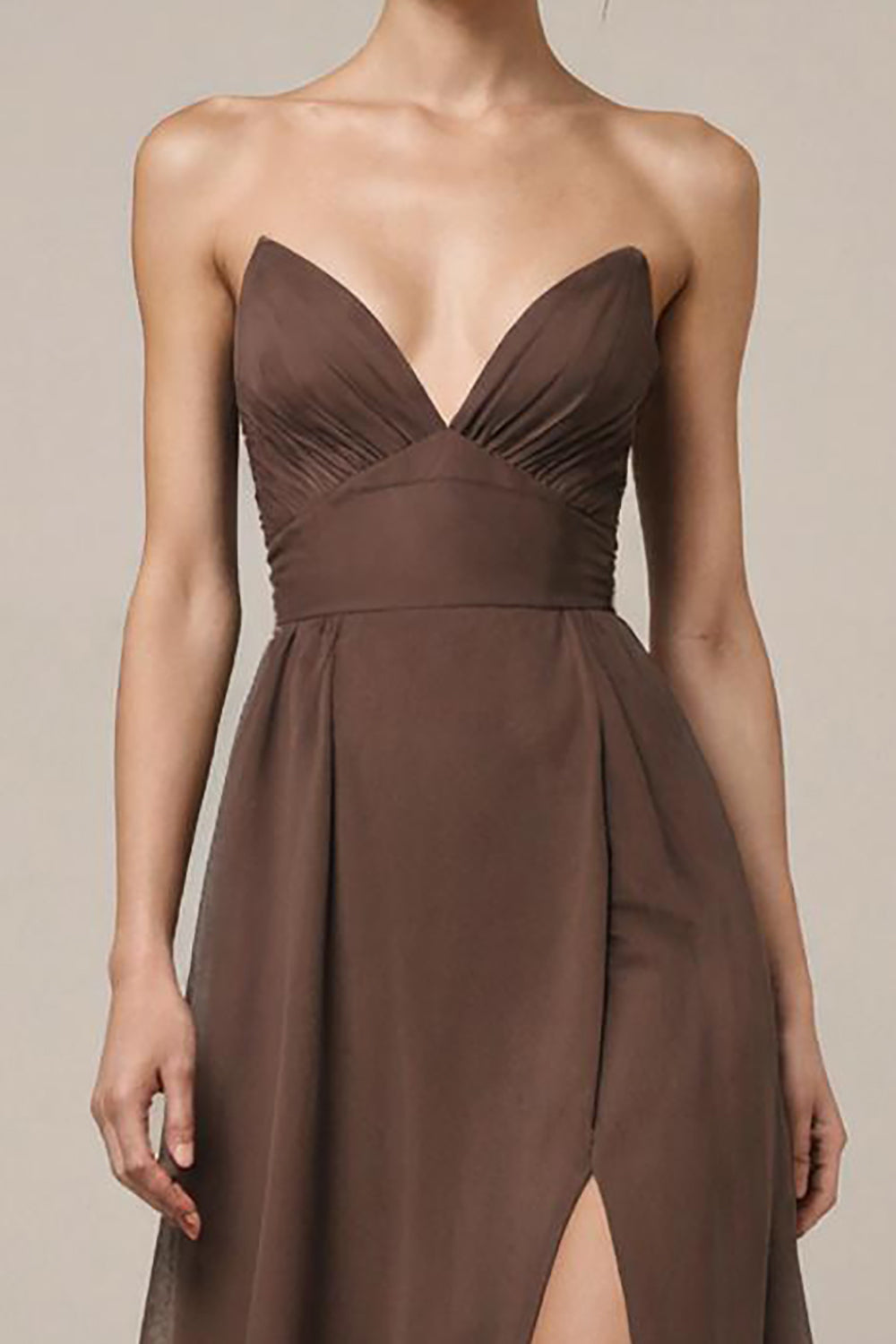Robe longue formelle en satin marron avec fente