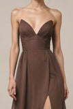 Robe longue formelle en satin marron avec fente