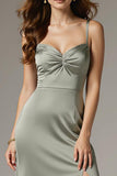 Dusty Sage Satin Sirène Robe Longue Formulaire avec Fente