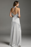 Robe longue formelle en satin gris clair avec fente