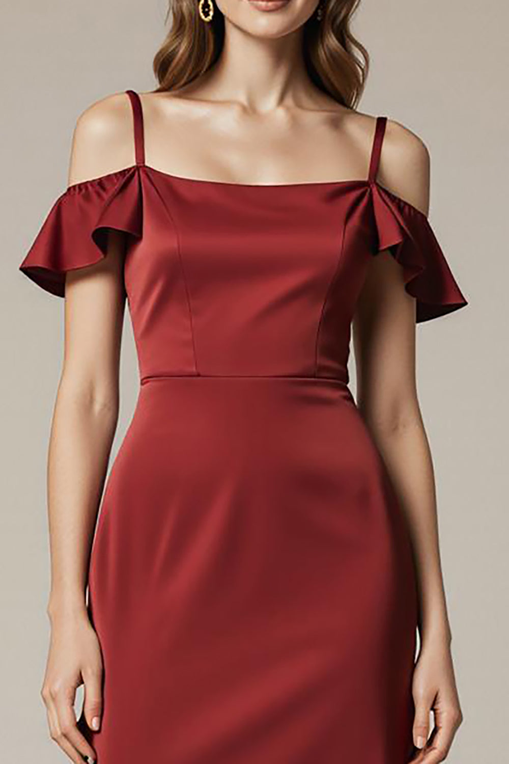 Robe longue formelle en satin rouge à épaules dénudées