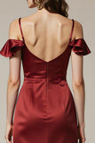 Robe longue formelle en satin rouge à épaules dénudées