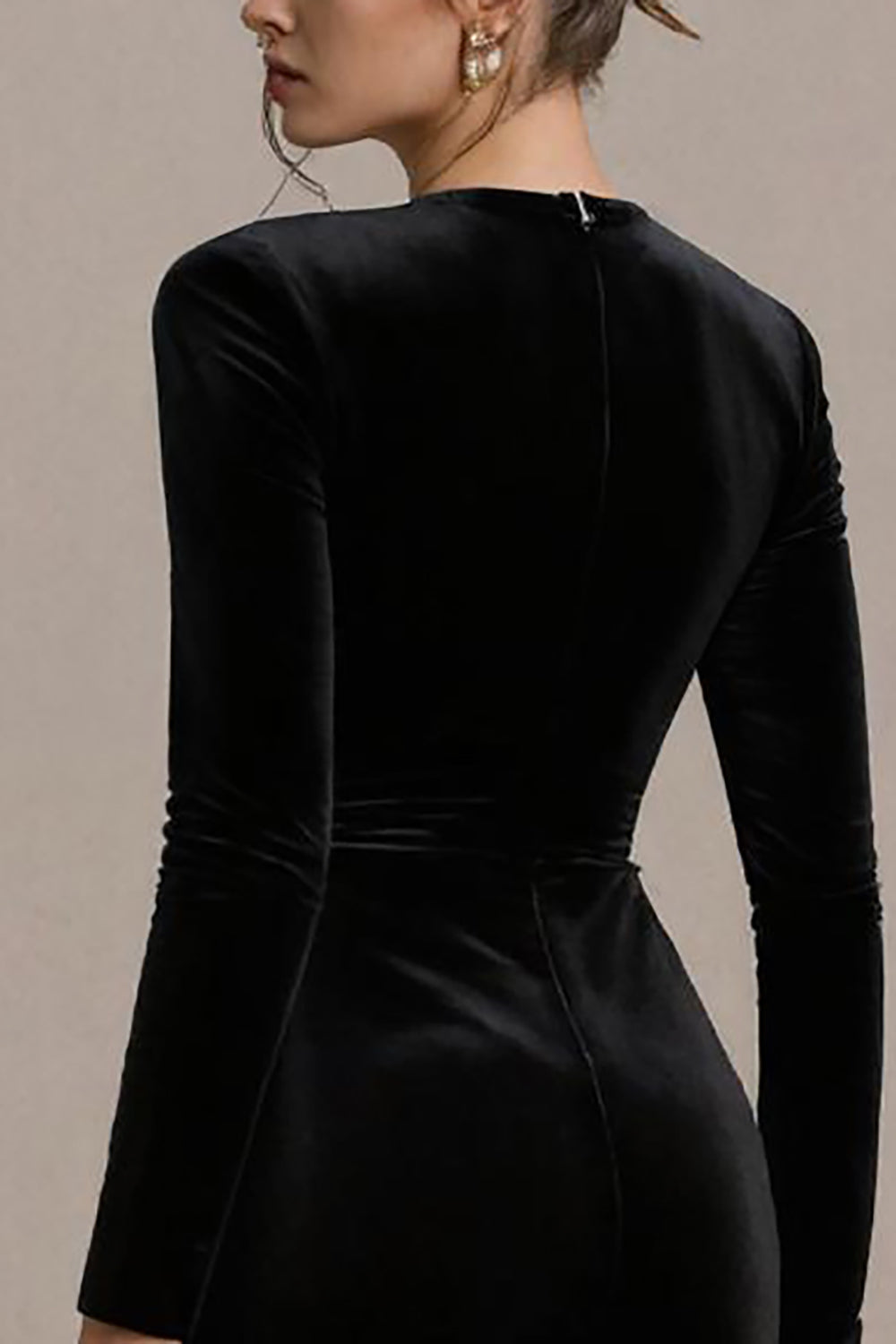 Robe de cocktail mi-longue moulante à col en V en velours noir avec manches