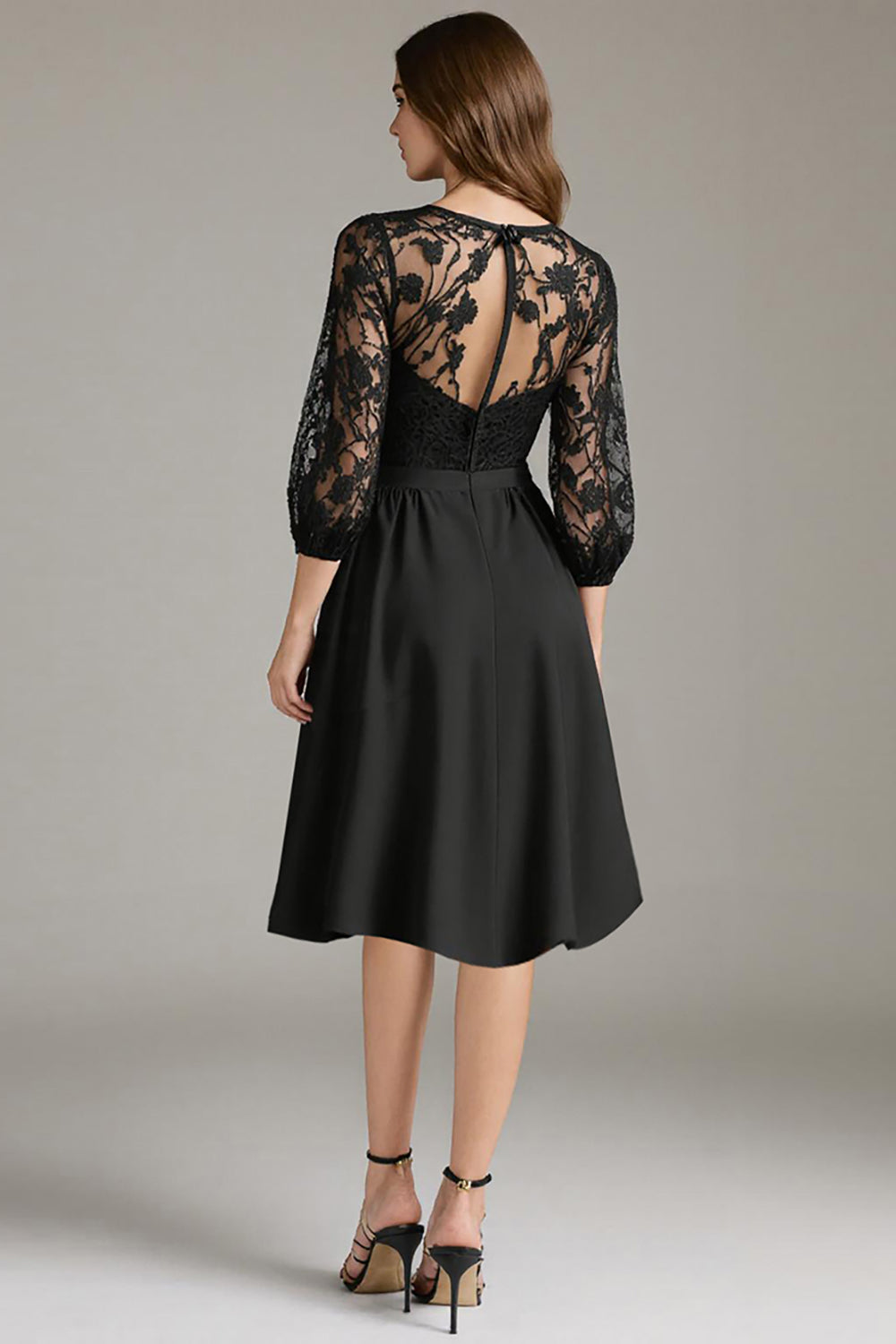 Dentelle noire Une ligne Robe de cocktail courte à col rond avec manches