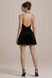 Simple Velours Noir Une Ligne Spaghetti Bretelles Robe De Cocktail Courte Avec Dentelle