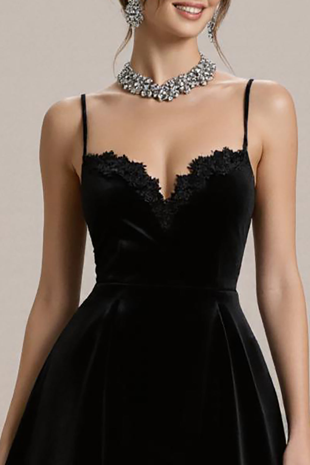 Simple Velours Noir Une Ligne Spaghetti Bretelles Robe De Cocktail Courte Avec Dentelle