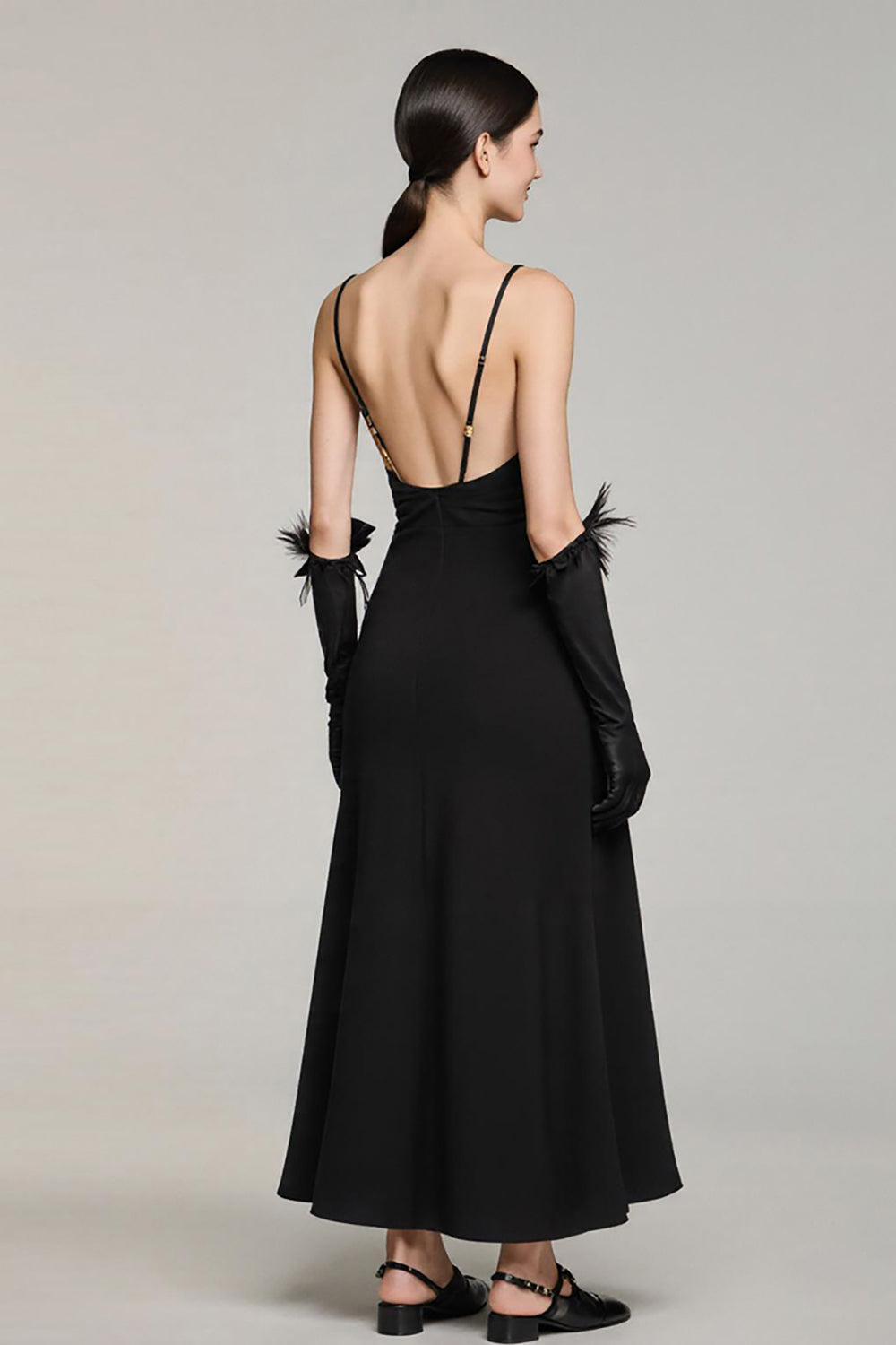 Robe longue formelle longue en satin noir à bretelles spaghetti