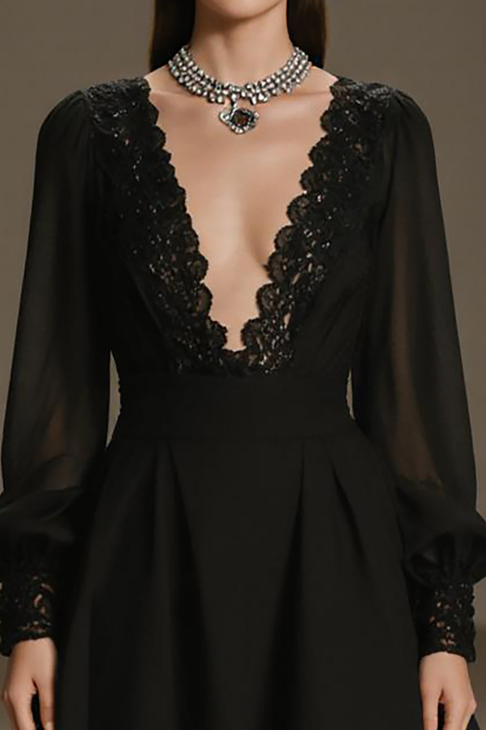 Robe de cocktail courte à manches longues en mousseline de soie noire à col en V profond