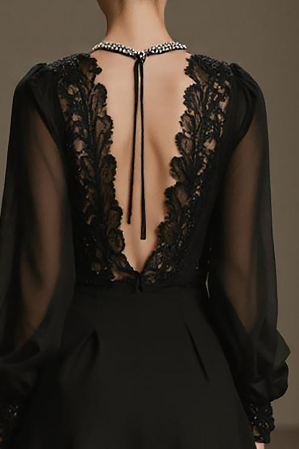 Robe de cocktail courte à manches longues en mousseline de soie noire à col en V profond
