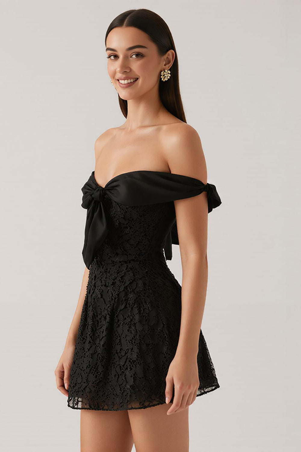 Dentelle noire Une ligne Épaule Dénudée Robe de cocktail courte avec nœud