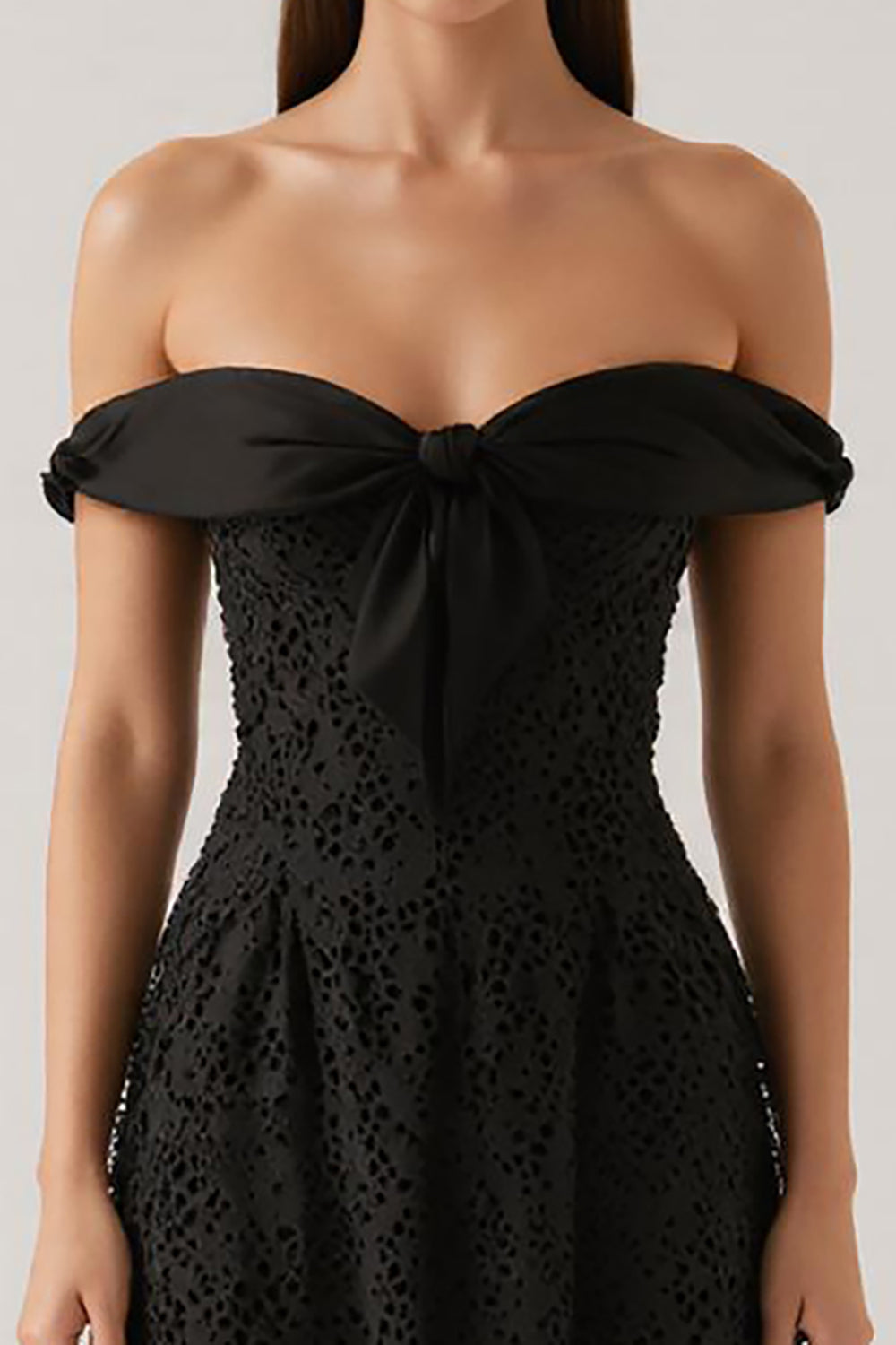 Dentelle noire Une ligne Épaule Dénudée Robe de cocktail courte avec nœud
