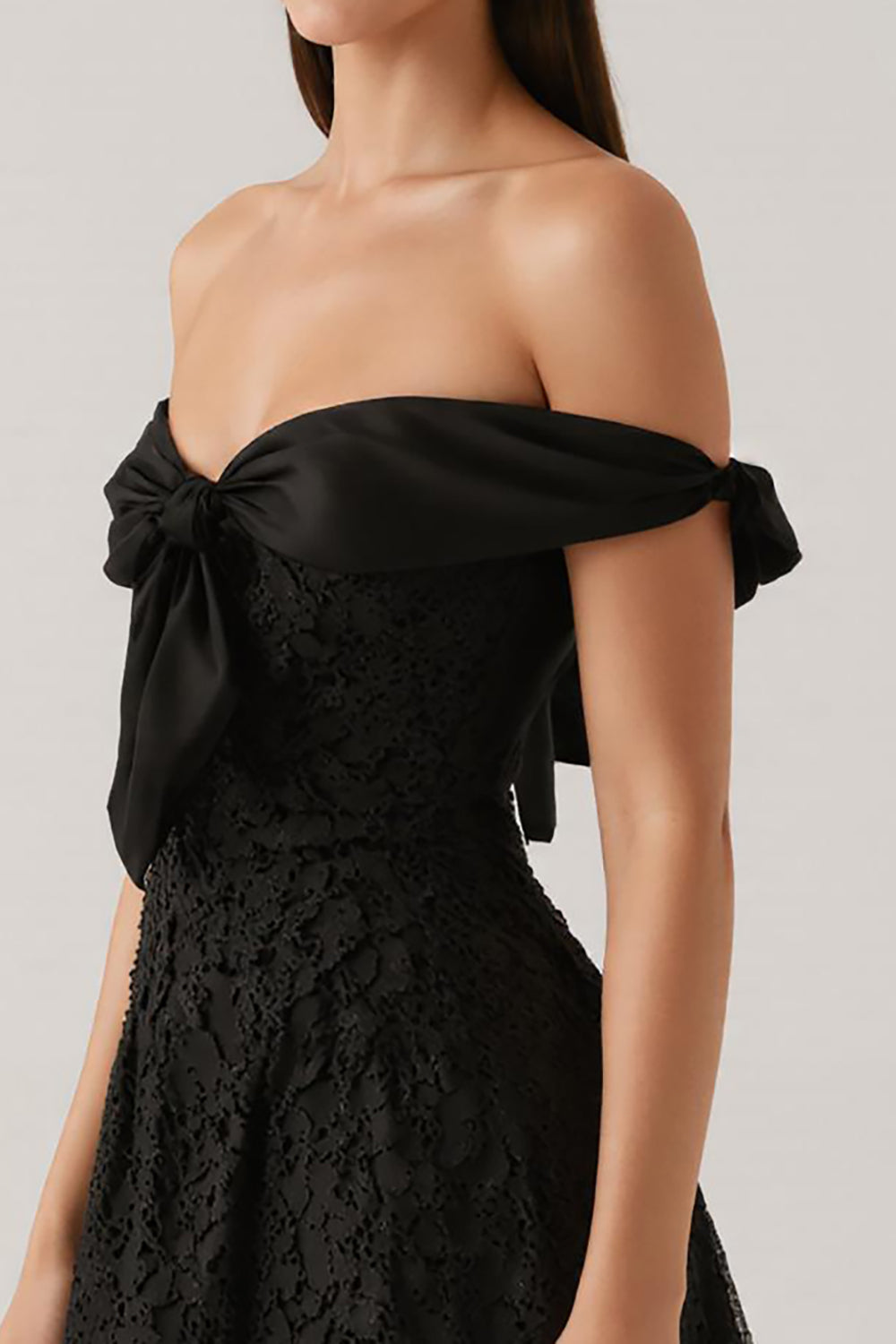 Dentelle noire Une ligne Épaule Dénudée Robe de cocktail courte avec nœud