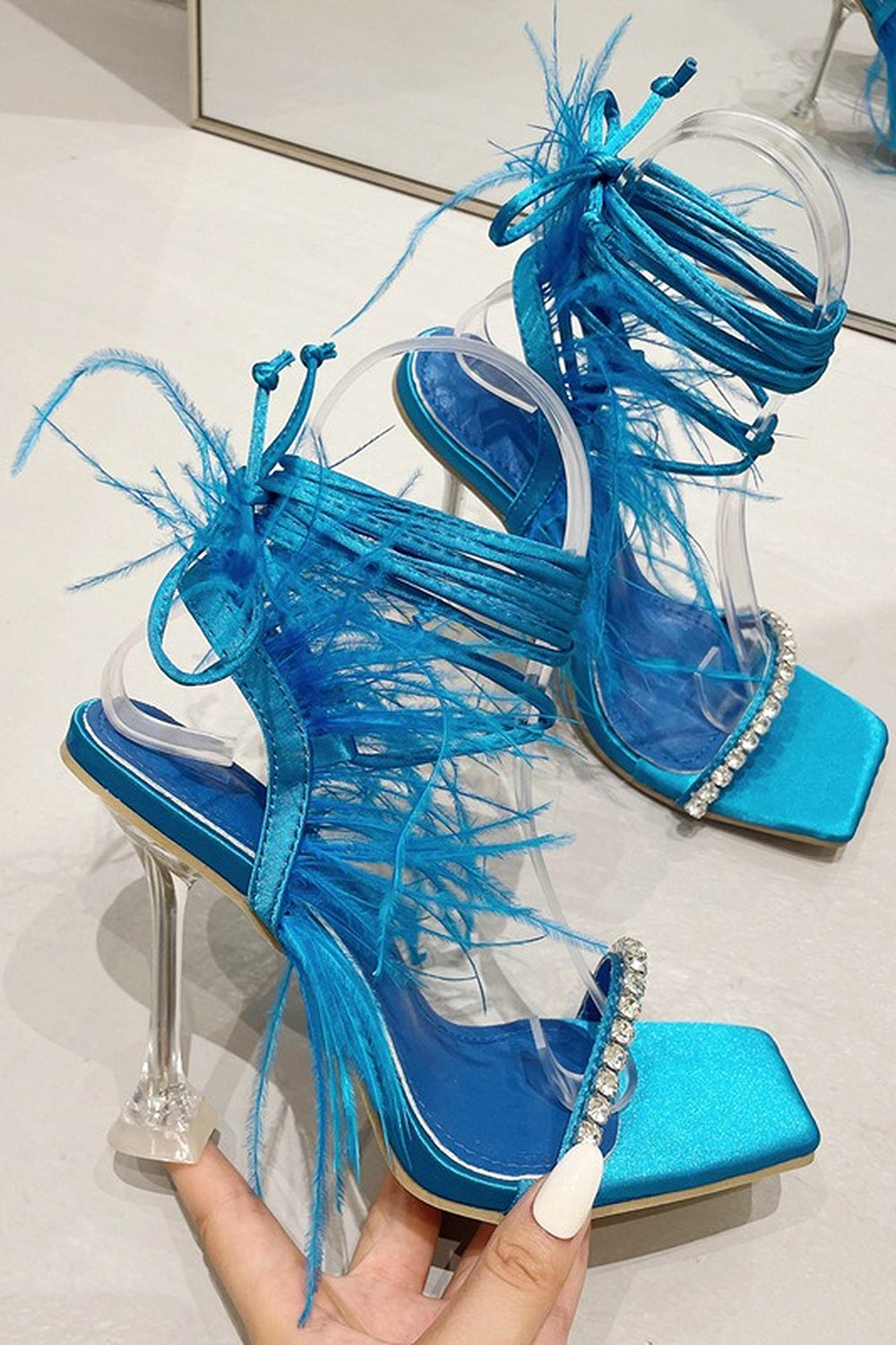 Sandales à talons aiguilles à lanières fuchsia scintillantes avec plume