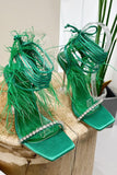 Sandales à talons aiguilles à lanières fuchsia scintillantes avec plume