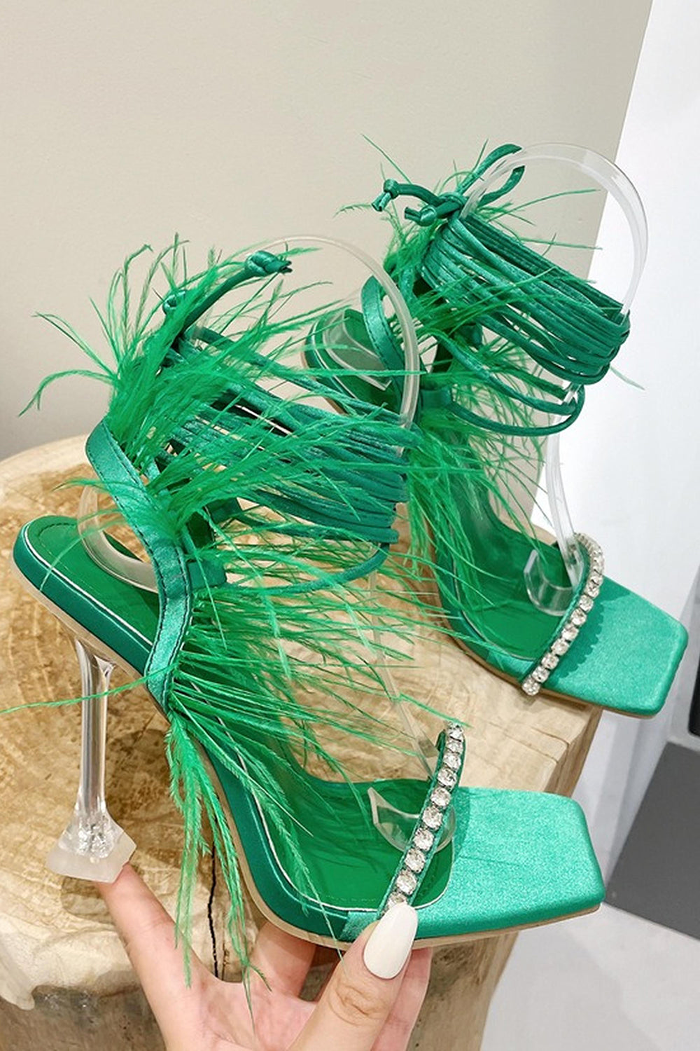 Sandales à talons aiguilles à lanières fuchsia scintillantes avec plume
