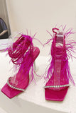 Sandales à talons aiguilles à lanières fuchsia scintillantes avec plume