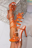 Sandales à talons aiguilles à lanières perlées orange scintillantes avec papillons