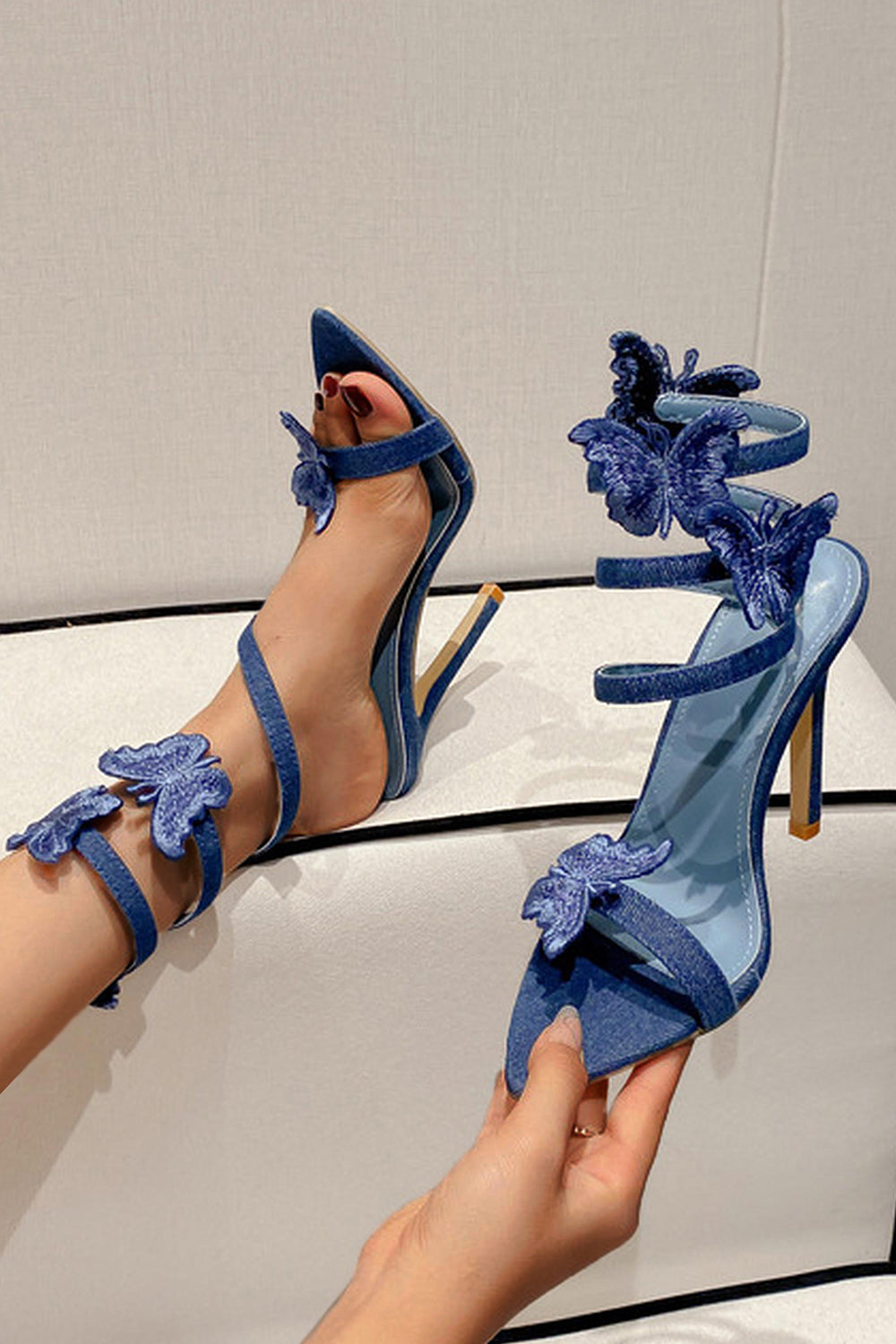 Sandales bleues à talons aiguilles à lanières avec papillons