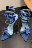 Sandales bleues à talons aiguilles à lanières avec papillons