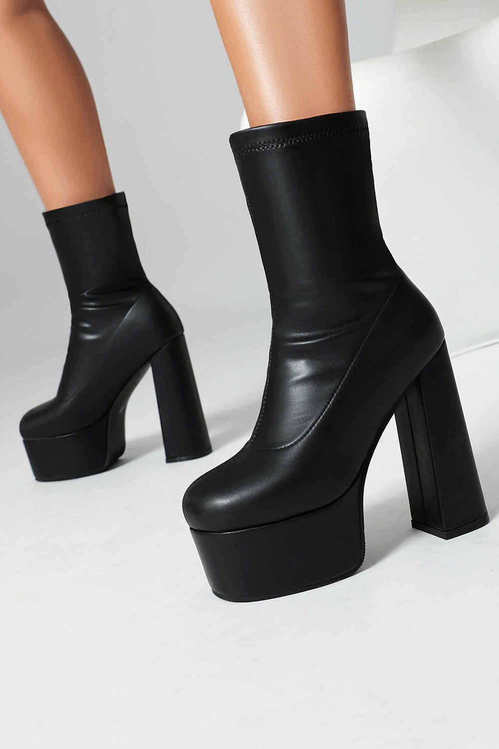 Bottines noires à talon épais à plateforme à bout rond