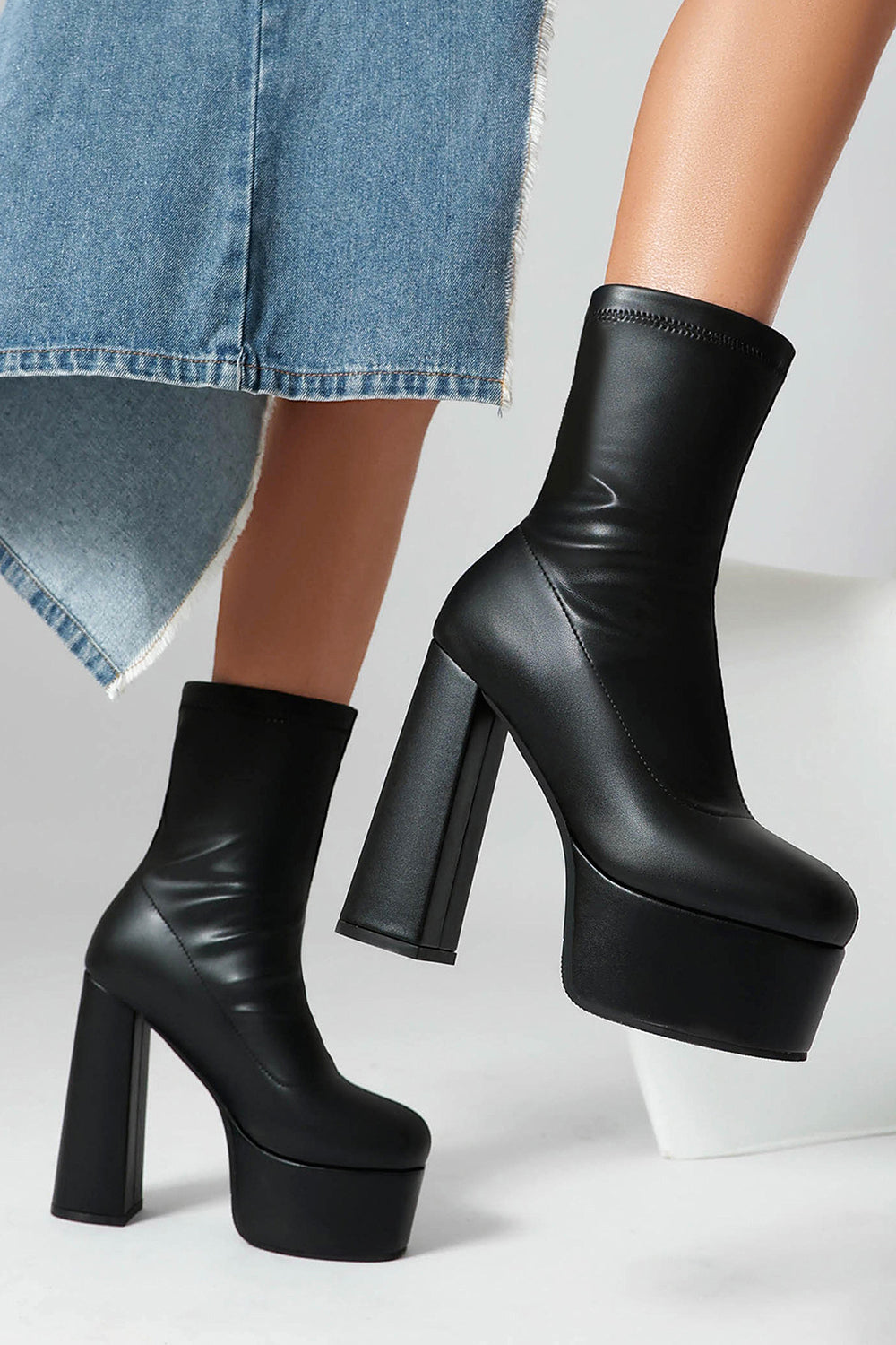 Bottines noires à talon épais à plateforme à bout rond