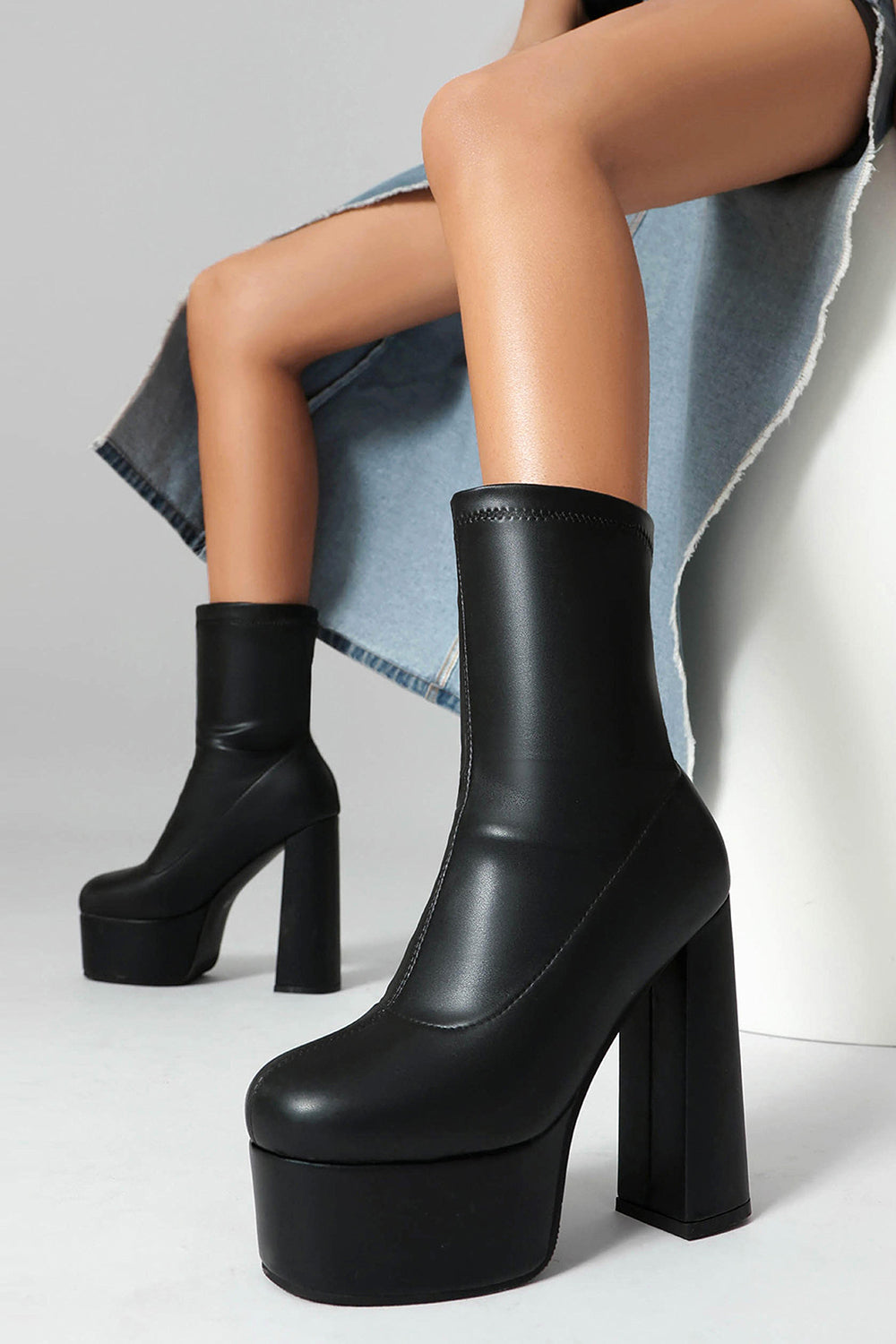 Bottines noires à talon épais à plateforme à bout rond