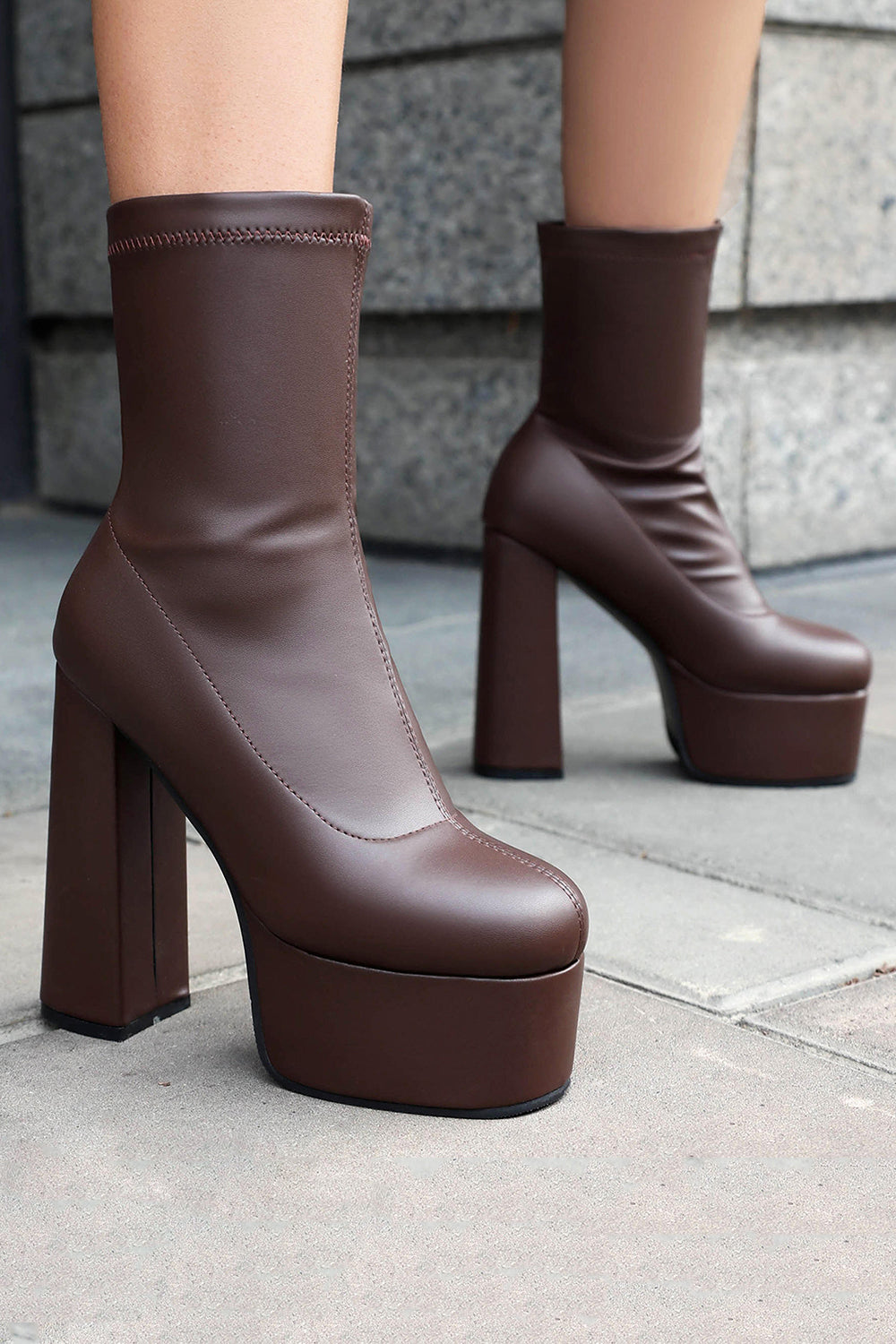 Bottines noires à talon épais à plateforme à bout rond