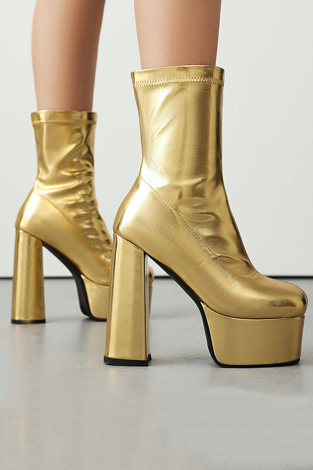 Bottines noires à talon épais à plateforme à bout rond