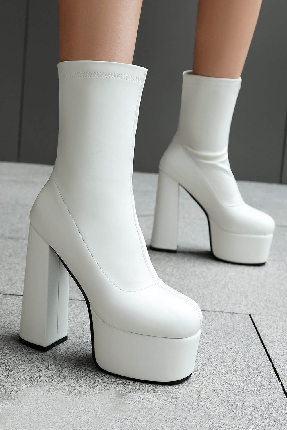 Bottines noires à talon épais à plateforme à bout rond