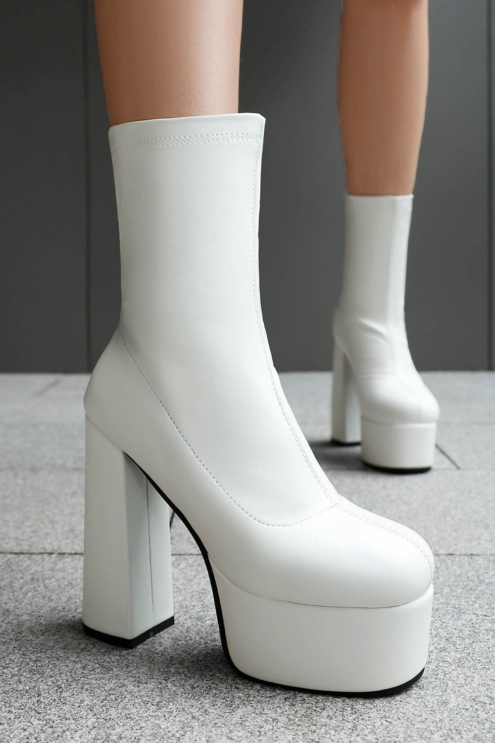 Bottines noires à talon épais à plateforme à bout rond