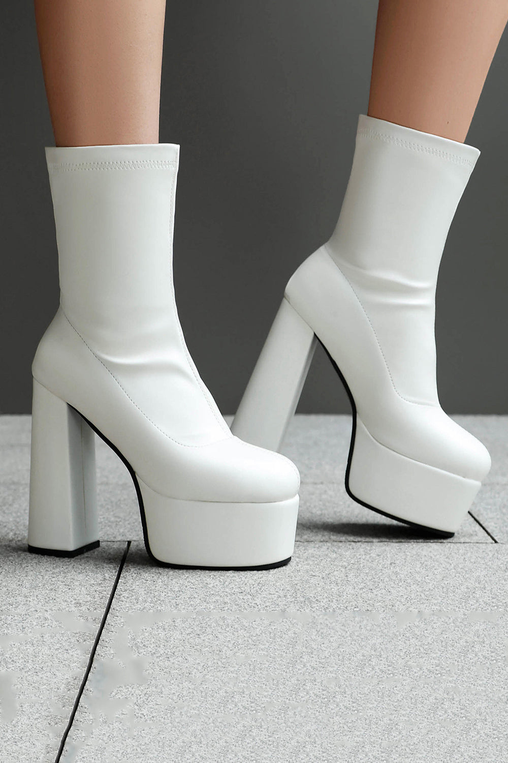 Bottines noires à talon épais à plateforme à bout rond