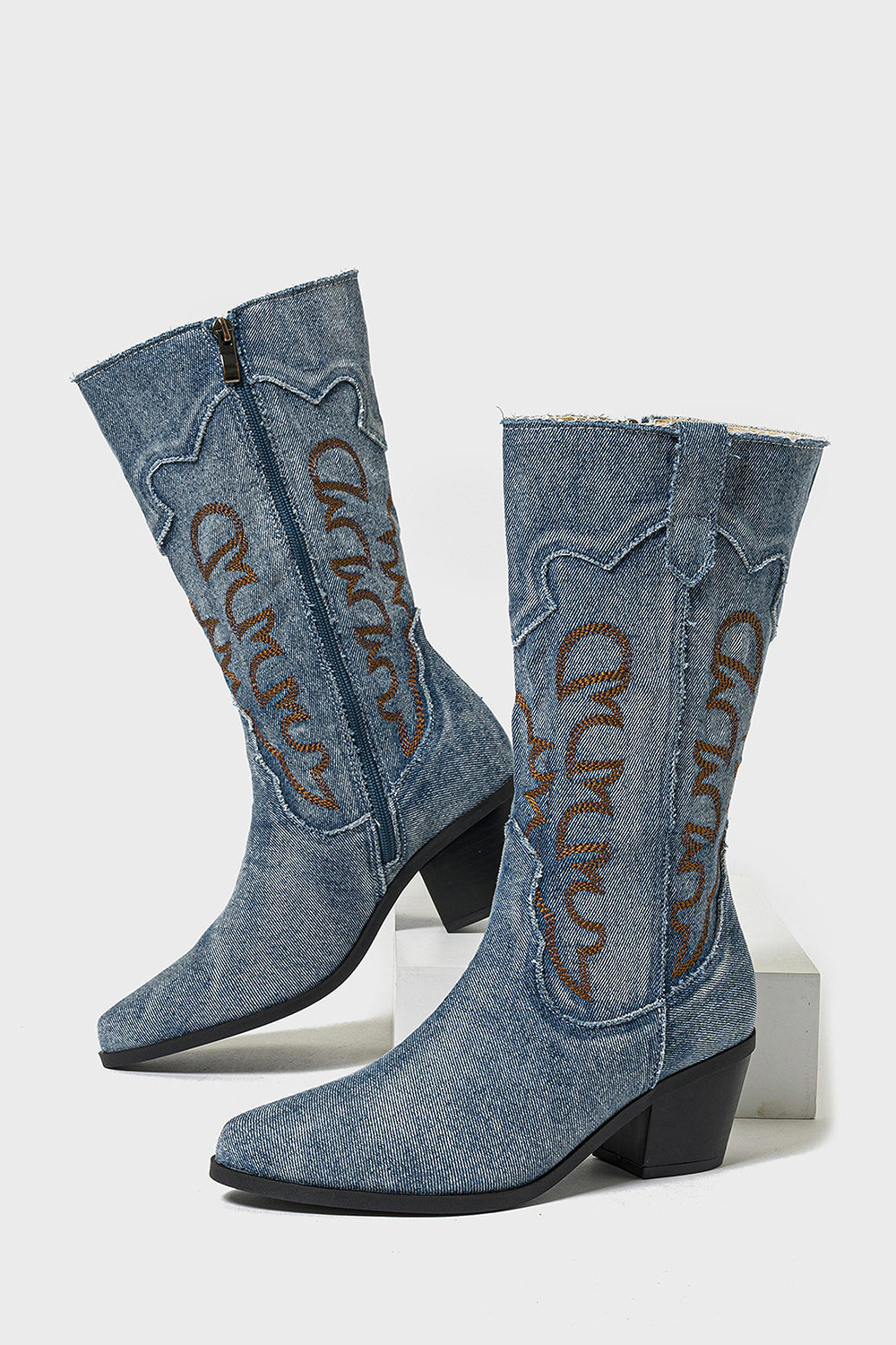 Bottes de cow-girl brodées à talon épais à bout pointu bleu foncé