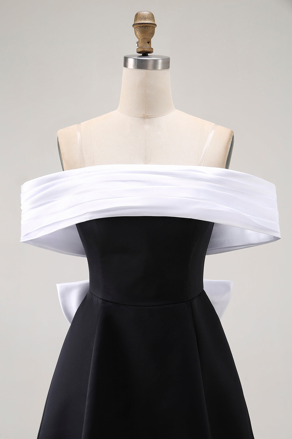 Noir A-ligne Épaules Dénudées Robe de cocktail avec Noeud