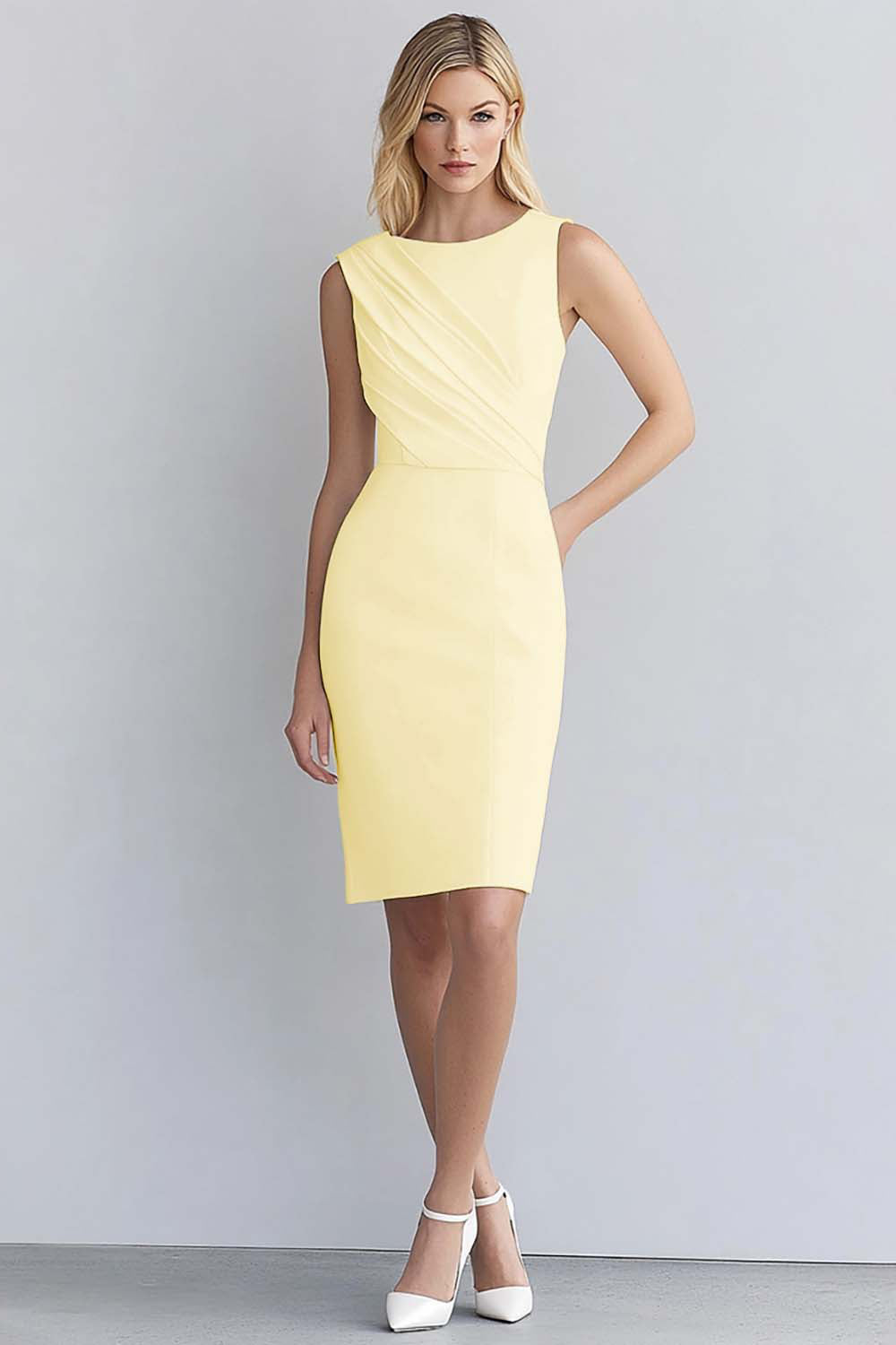 Robe courte de travail moulante sans manches en satin ivoire