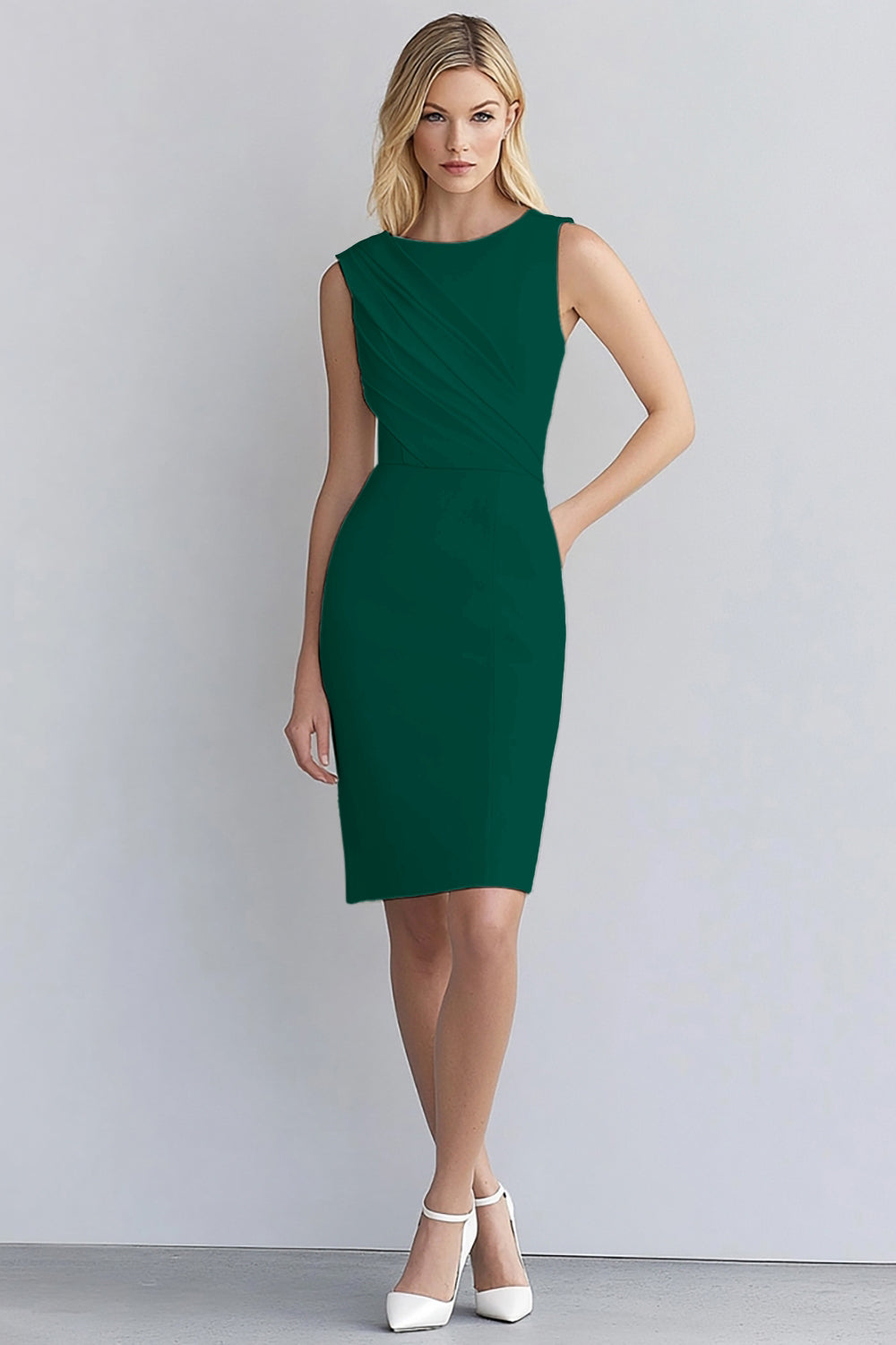 Robe courte de travail moulante sans manches en satin ivoire