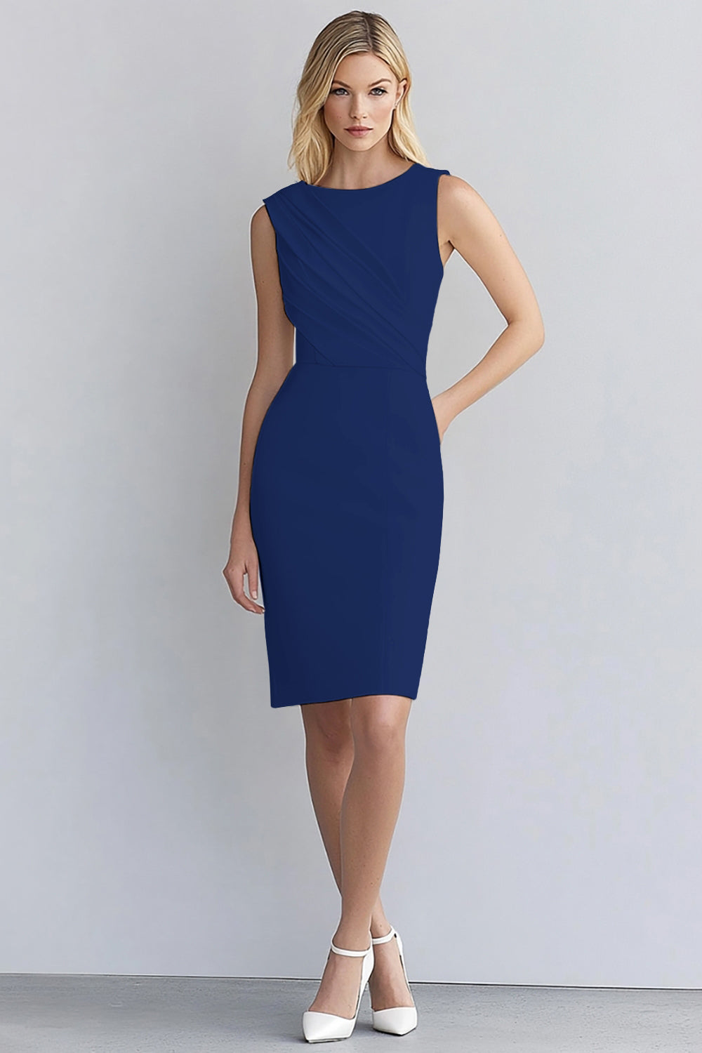 Robe courte de travail moulante sans manches en satin ivoire