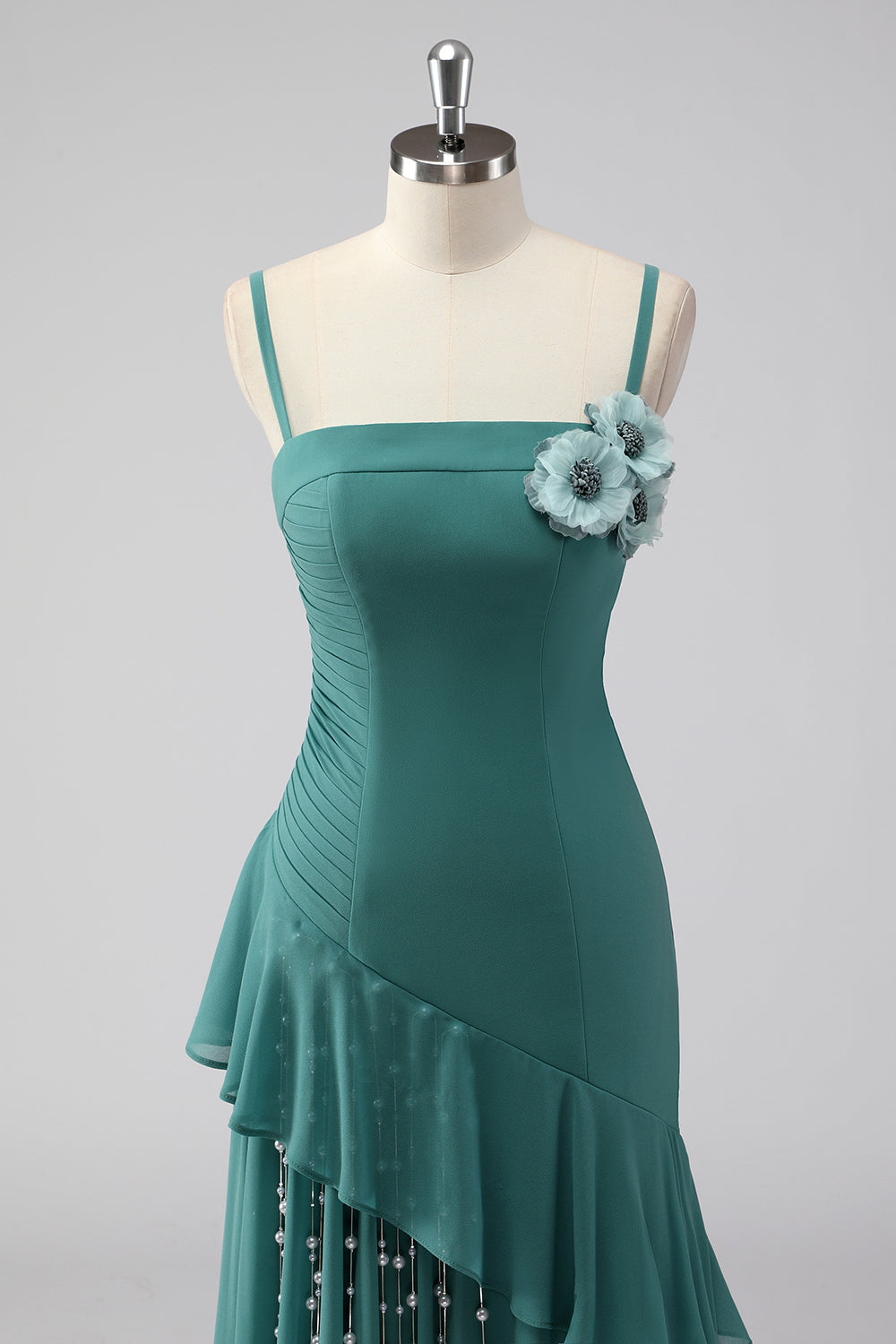 volants gris vert spaghetti bretelles fourreau robe d’invité de mariage