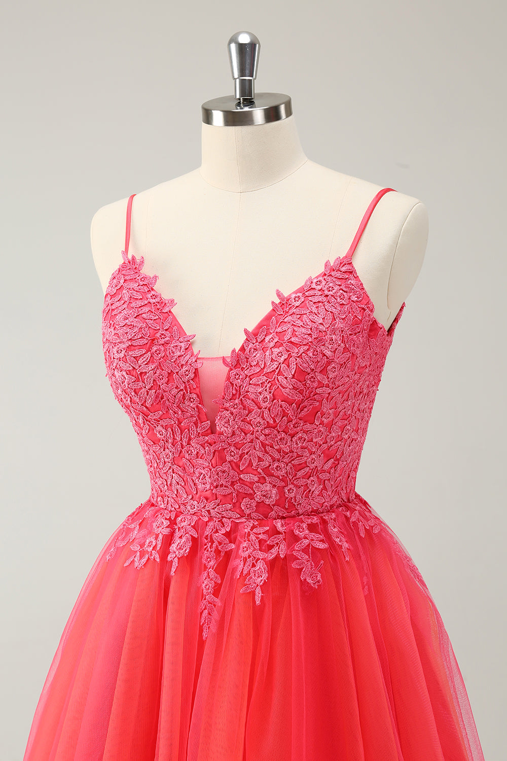 Robe de soirée court à bretelles spaghetti rose vif avec appliques