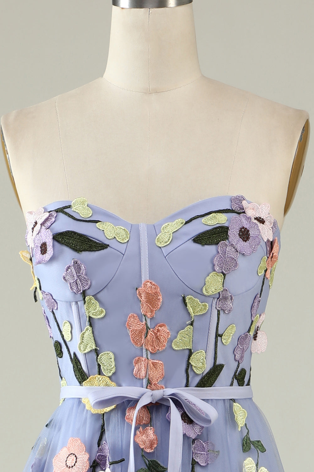 Une robe de Soirée longue lavande de ligne chérie avec appliques