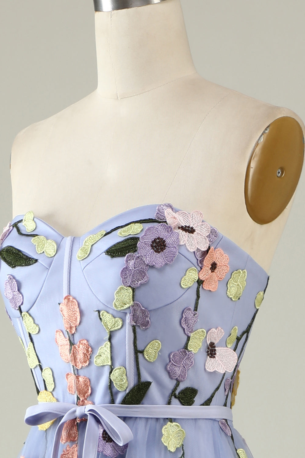 Une robe de Soirée longue lavande de ligne chérie avec appliques