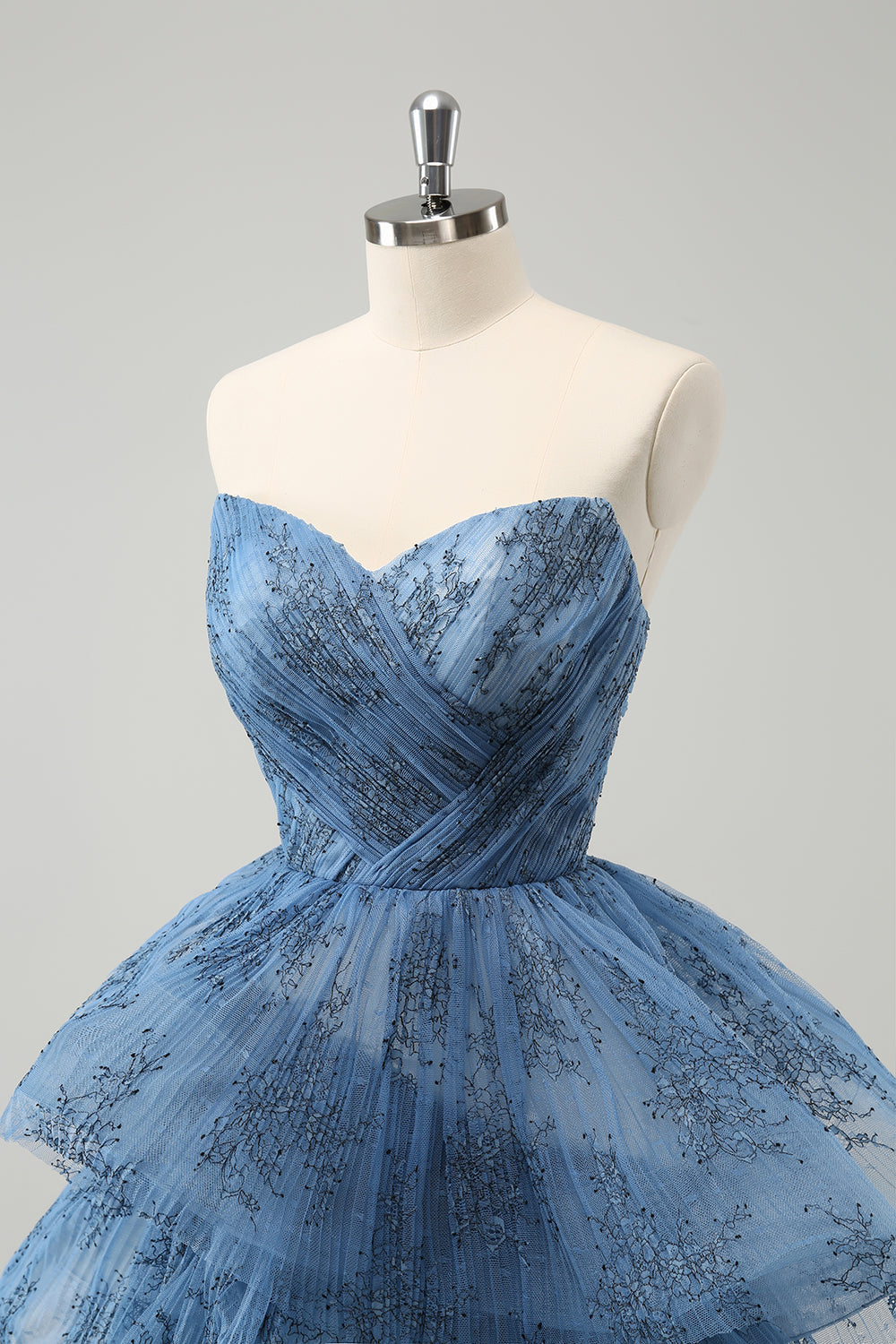 Robe de bal longue sans bretelles grise bleue brodée à plusieurs niveaux