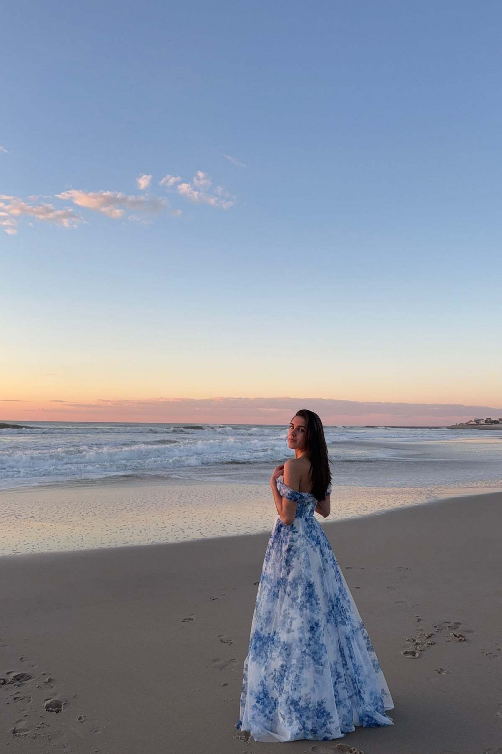 Robe de demoiselle d’honneur trapèze à fleurs blanches et bleues avec fente