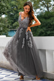 Robe de bal en tulle grise avec appliques