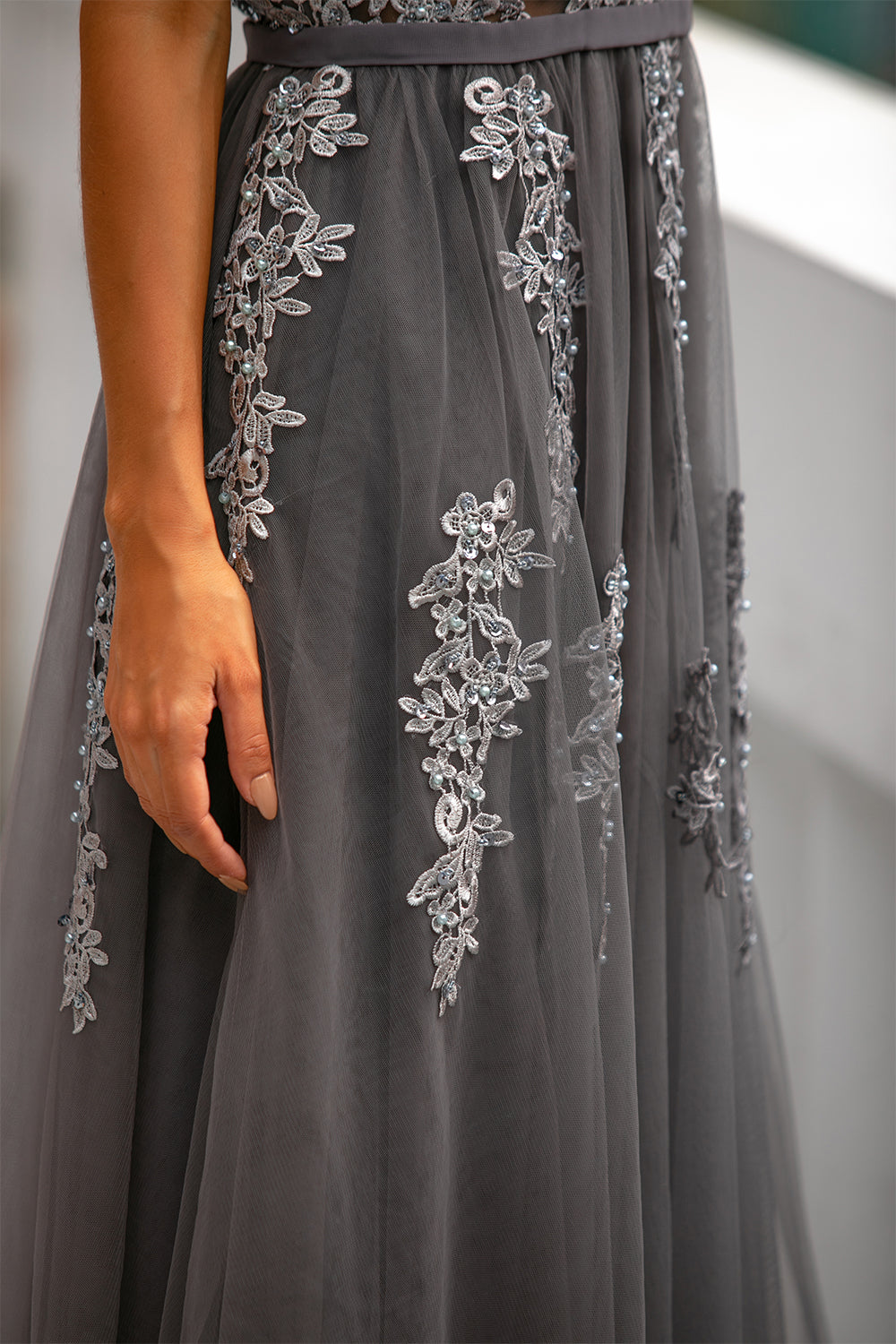 Robe de bal en tulle grise avec appliques