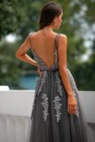 Robe de bal en tulle grise avec appliques
