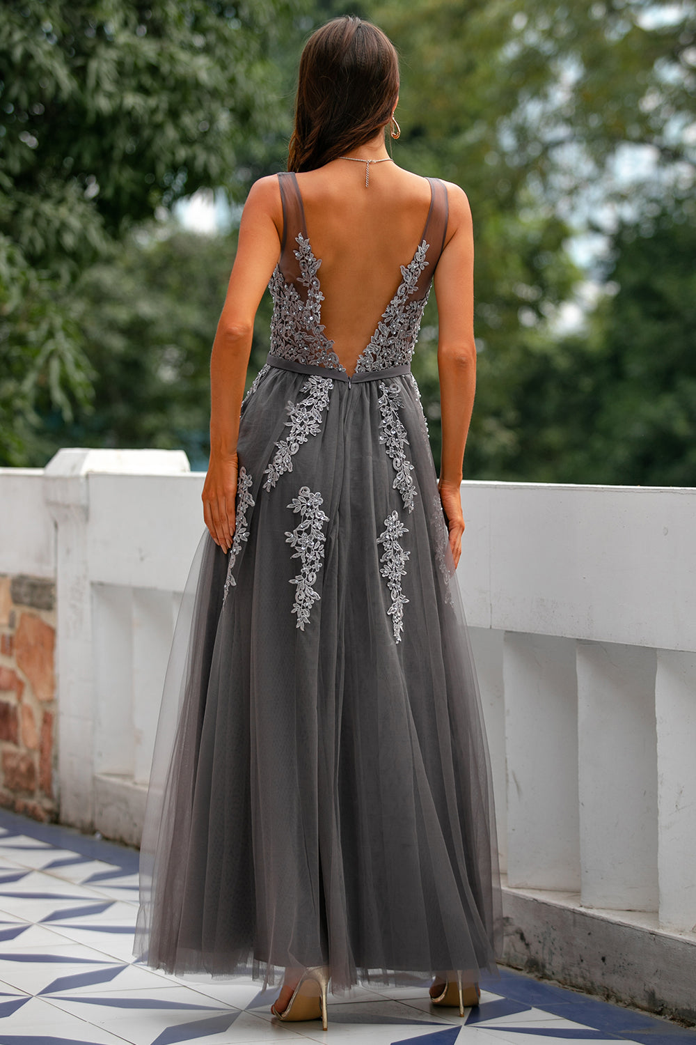 Robe de bal en tulle grise avec appliques