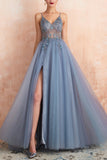 Robe trapèze en tulle bleu gris et col en V