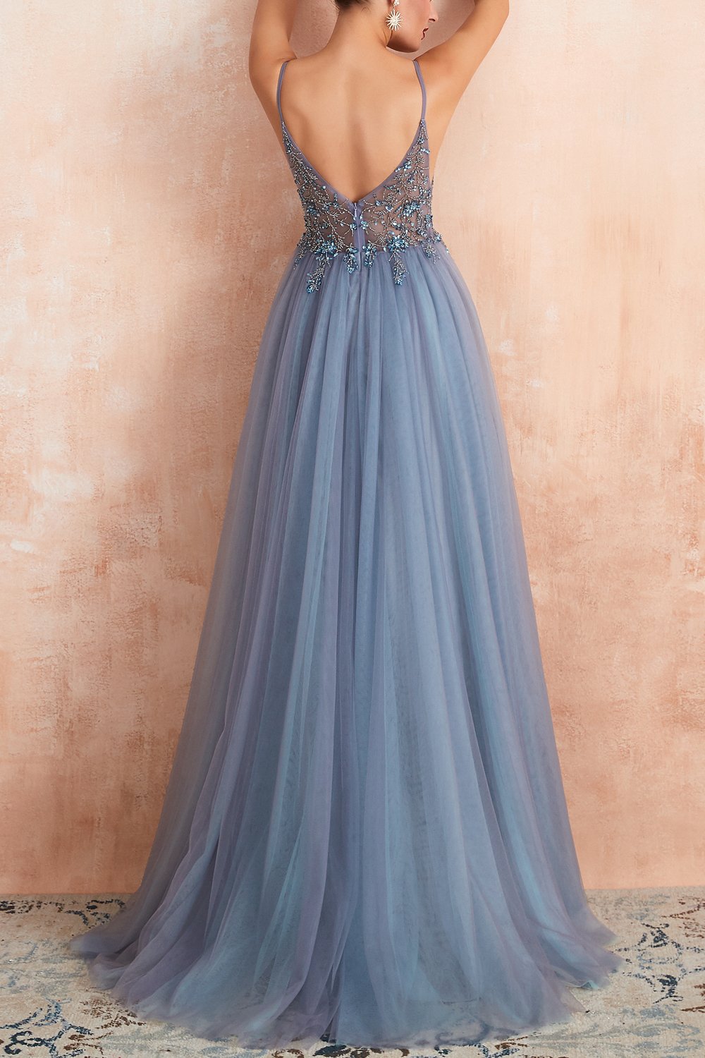 Robe trapèze en tulle bleu gris et col en V